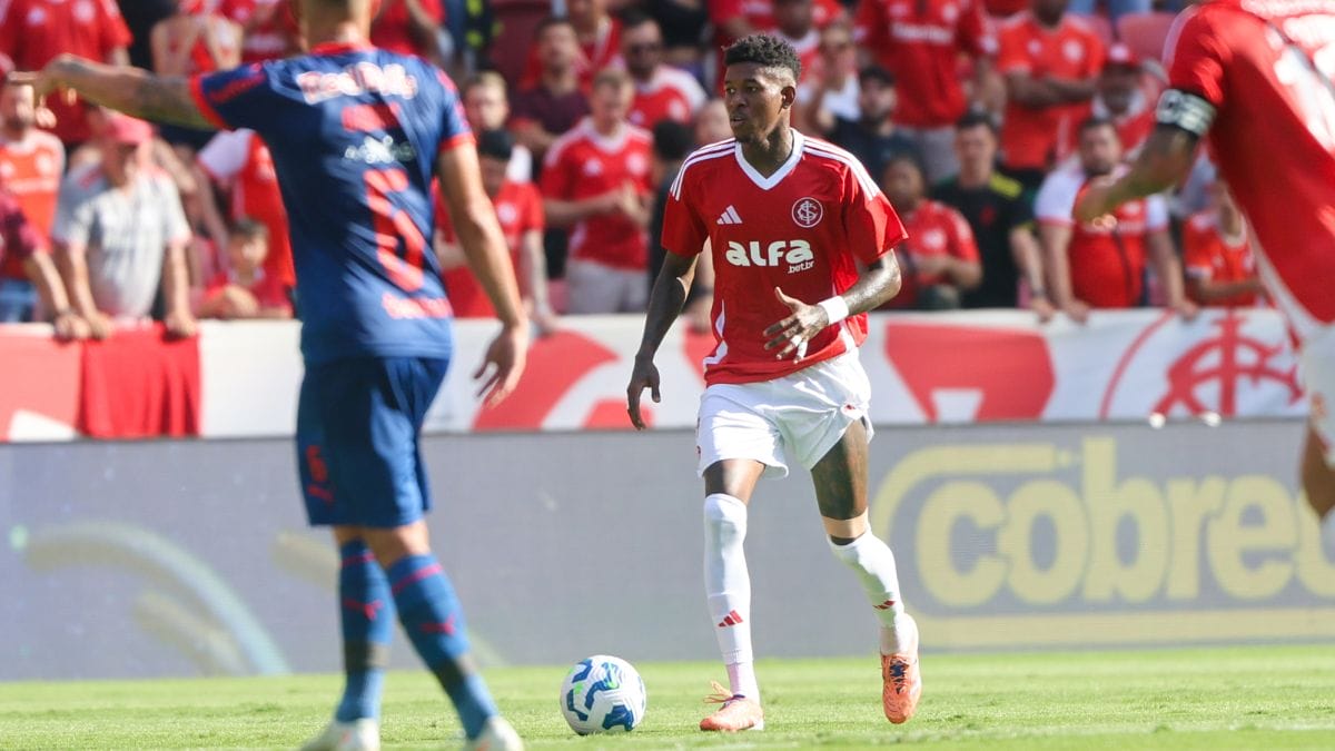 Vitão atravessou o campo de joelhos (Foto: Ricardo Duarte, Internacional)