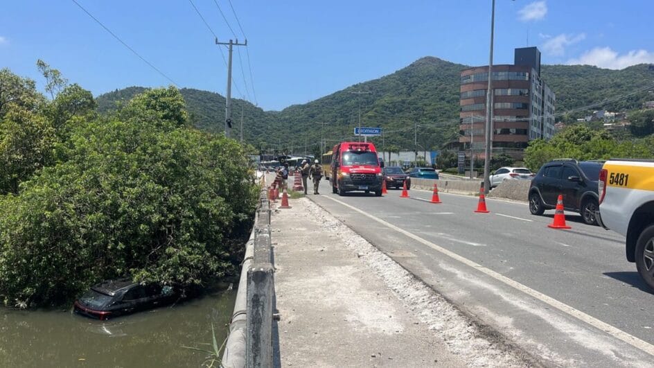 Carro parou dentro de rio (Foto: Carol Fernandes, Reprodução)
