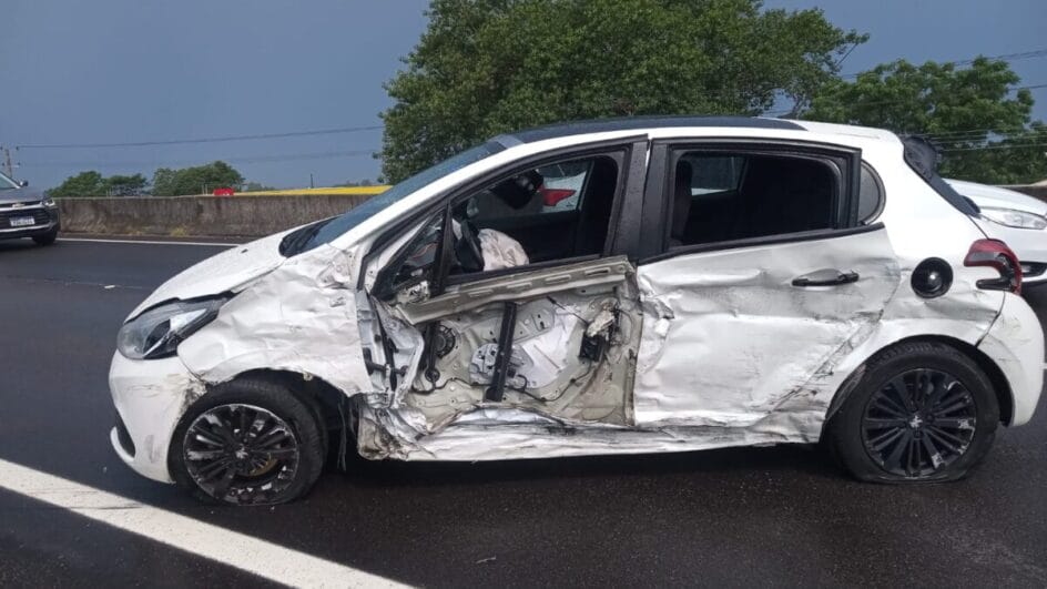 Um dos veículos foi atingido na lateral (Foto: CBMSC, Divulgação)