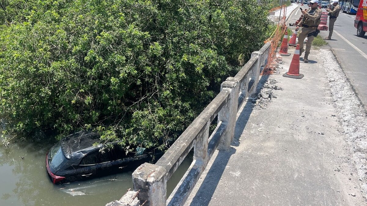 Carro bateu em mureta e caiu dentro de rio na SC-401 (Foto: Carol Fernandes, Reprodução)