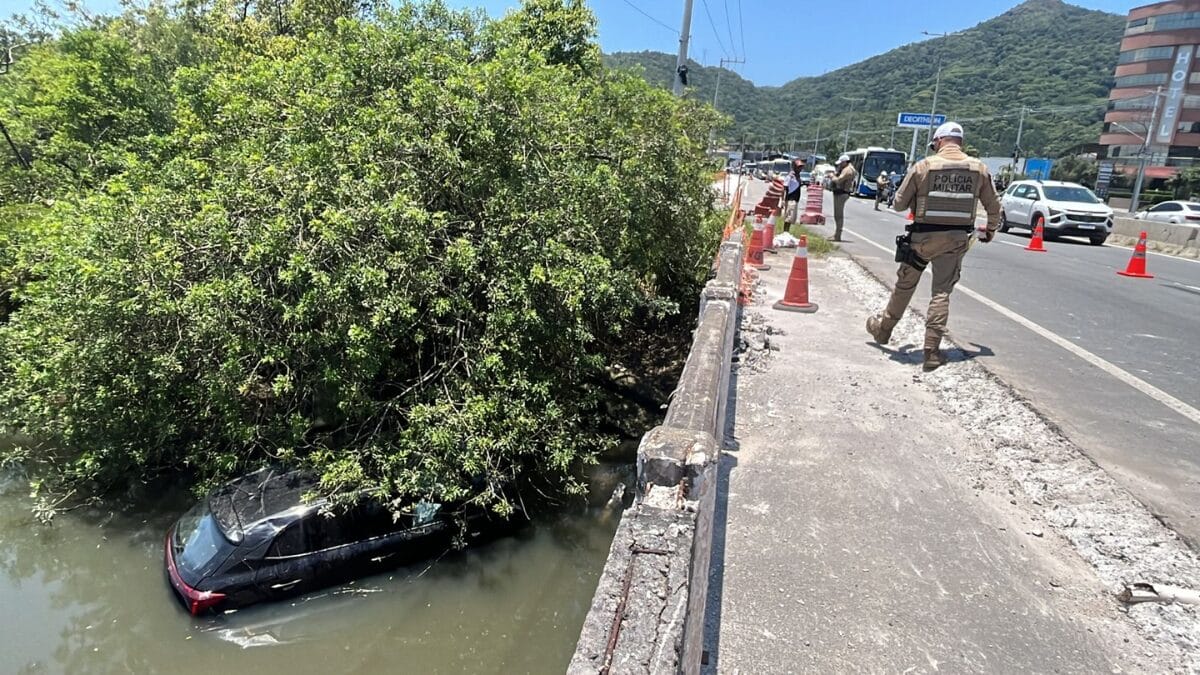 Acidente na SC-401 aconteceu por volta das 11h30 desta quarta-feira (Foto: Carol Fernandes, Reprodução)