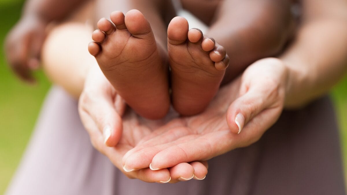 Entenda polêmica após desabado de mãe sobre filho adotivo (Foto: Imagem Ilustrativa, Reprodução, Canva)