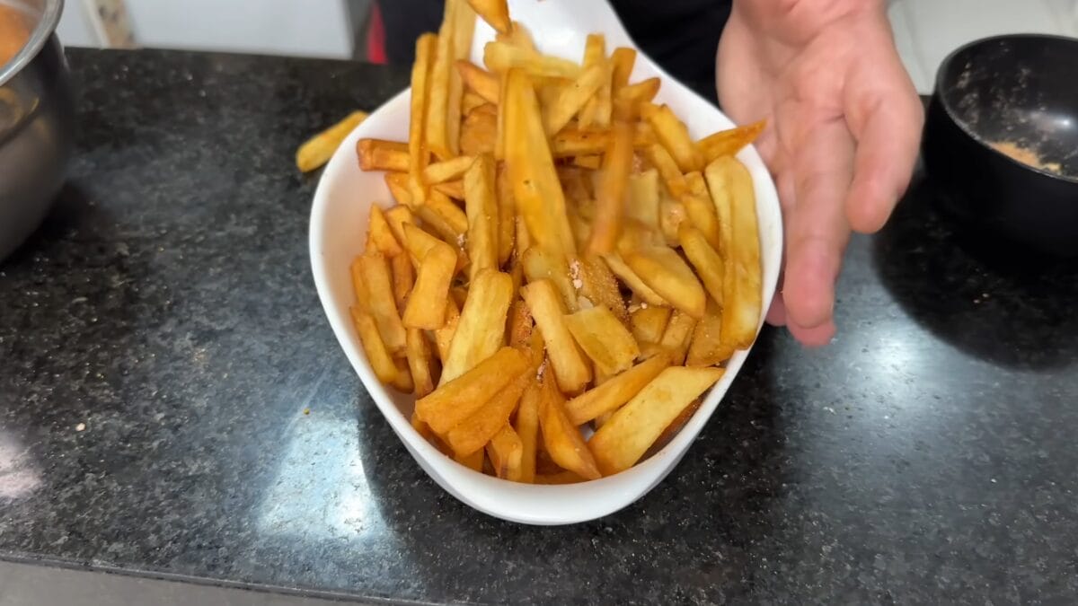 Prato com batatas fritas 