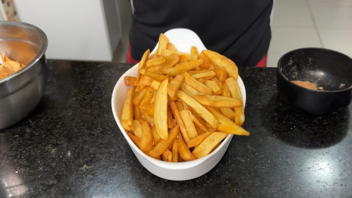 Prato com batatas fritas 