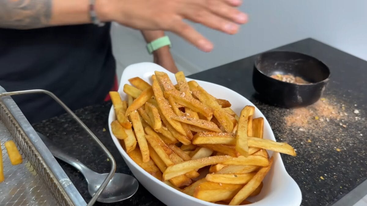 Prato com batatas fritas 