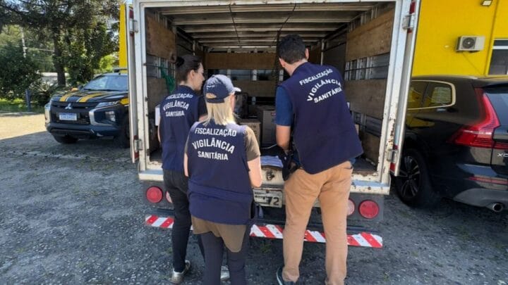 A Polícia Rodoviária Federal (PRF) flagrou um caminhão transportando 25 caixas de carnes, cerca de 1,5 tonelada, impróprias para consumo (Foto: PRF. Reprodução)