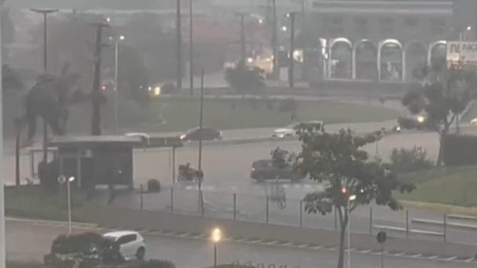 Motoristas afirmam que não é possível passar pela SC-401 devido ao acúmulo de água (Foto: Reprodução)