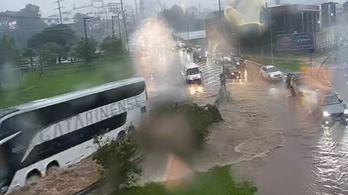 Acesso às pontes em Florianópolis tem pontos de alagamento (Foto: PMRv, Divulgação)