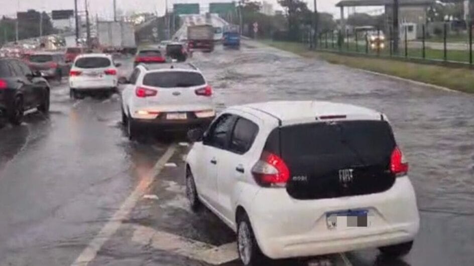 As fortes chuvas deixam vias bloqueadas em Santa Catarina, na manhã desta terça-feira (Foto: Ricardo Pastrana, Reprodução)