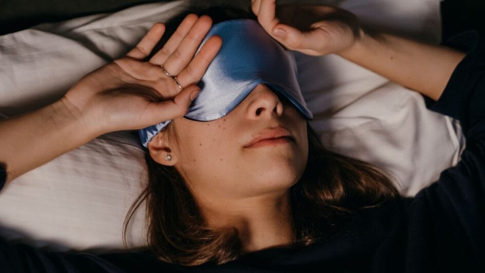ciência prova por que você deve dormir de máscara