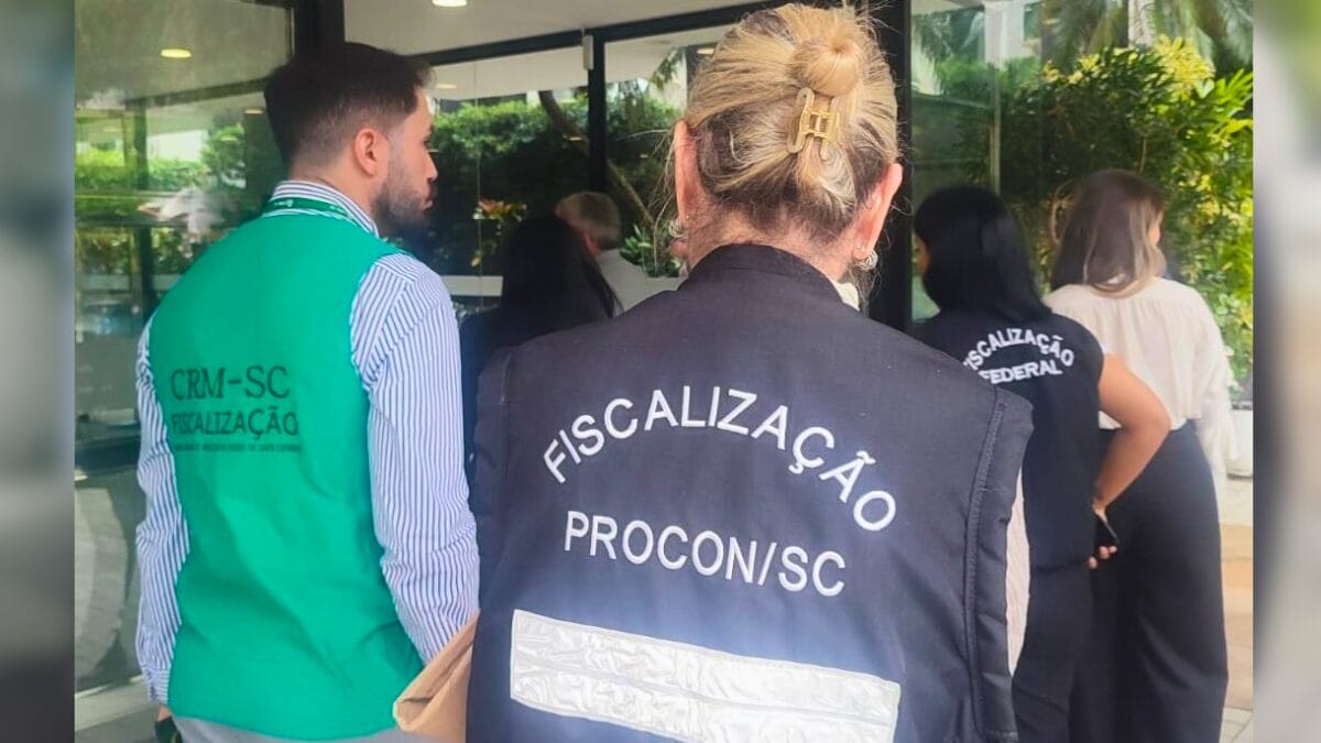 Anderson Luiz Nilton da Silva fazia procedimentos estéticos e cirúrgicos não permitidos para dentistas (Foto: Procon SC, Reprodução)