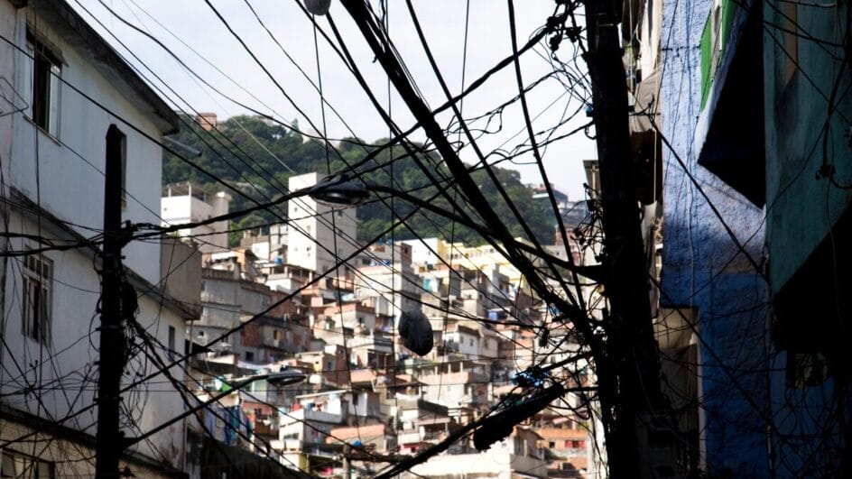Os dados da pesquisa do Censo Demográfico 2022, revelam que Santa Catarina possui 161 favelas e comunidades urbanas distribuídas por 24 municípios (Foto: Imagem Ilustrativa, Canva, Reprodução)