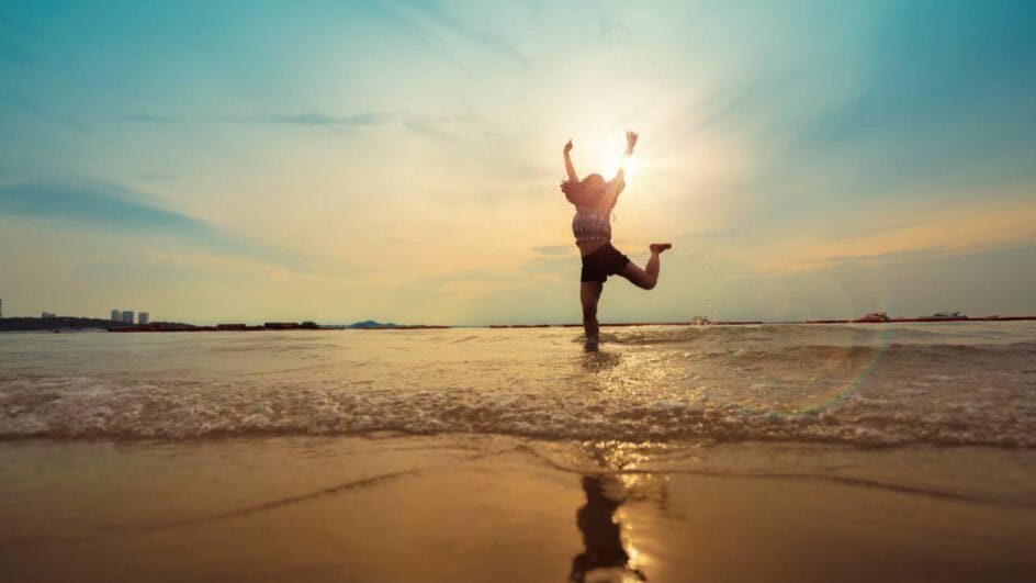 Entenda a conexão religiosa e cultural do costume que mobiliza milhões de brasileiros nas praias durante a virada do ano. (Fotos: Freepik)