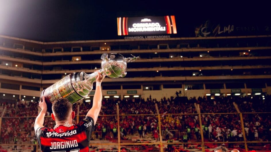Jorginho ergue o troféu de campeão da Libertadores para o Flamengo