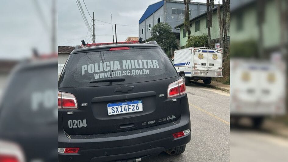 veículo da Polícia Militar e da Polícia Científica