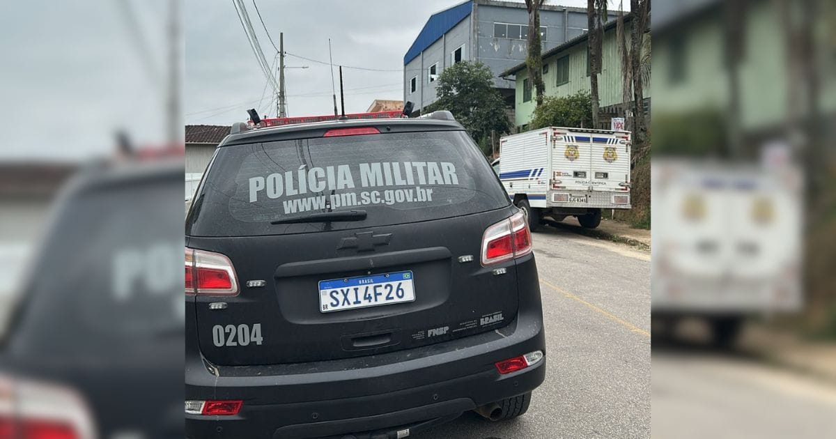 veículo da Polícia Militar e da Polícia Científica