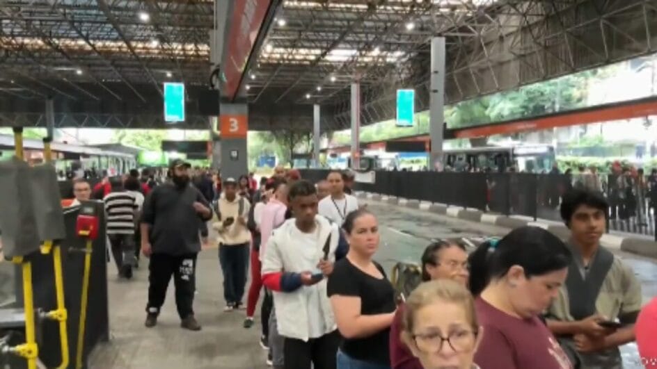 Filas de passageiros se formam nos terminais (Foto: SPTV, Reprodução)