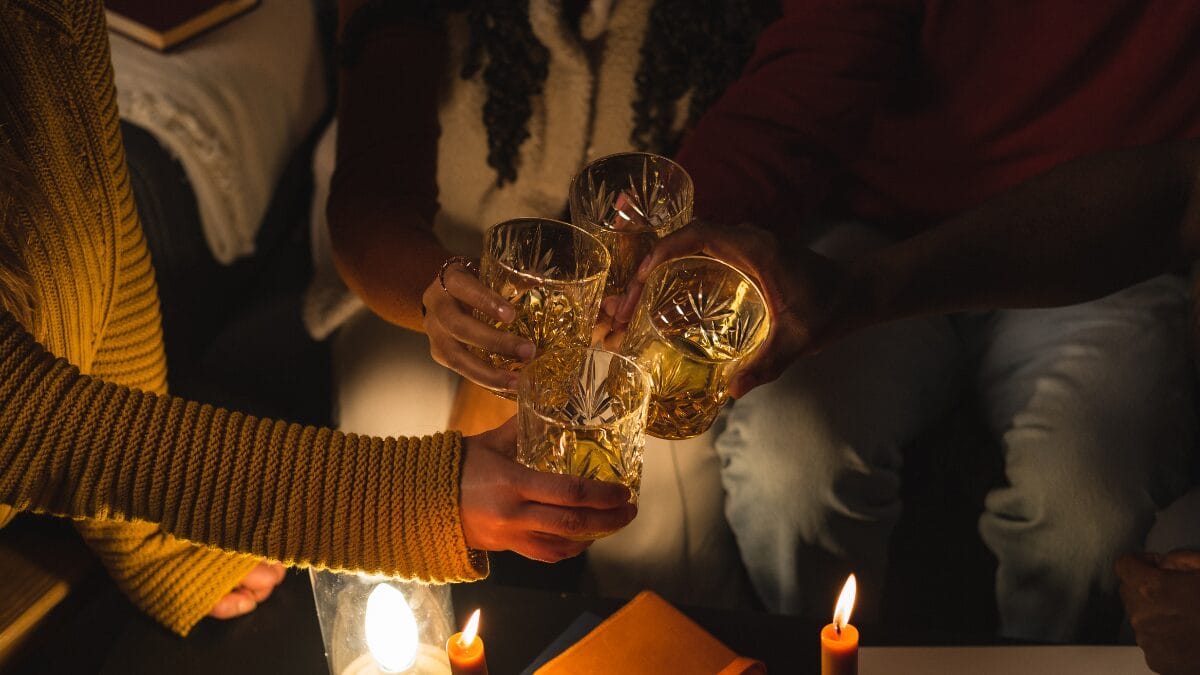 Amigos brindam com bebidas na noite de Réveillon, celebrando a chegada do Ano Novo e as previsões astrológicas do horóscopo para os signos.
