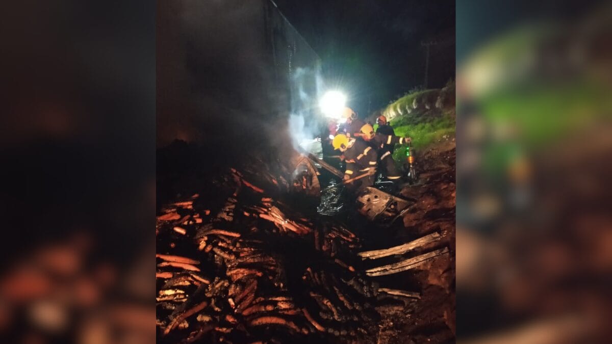 Incêndio em caminhão no Oeste de SC, com bombeiros combatendo as chamas