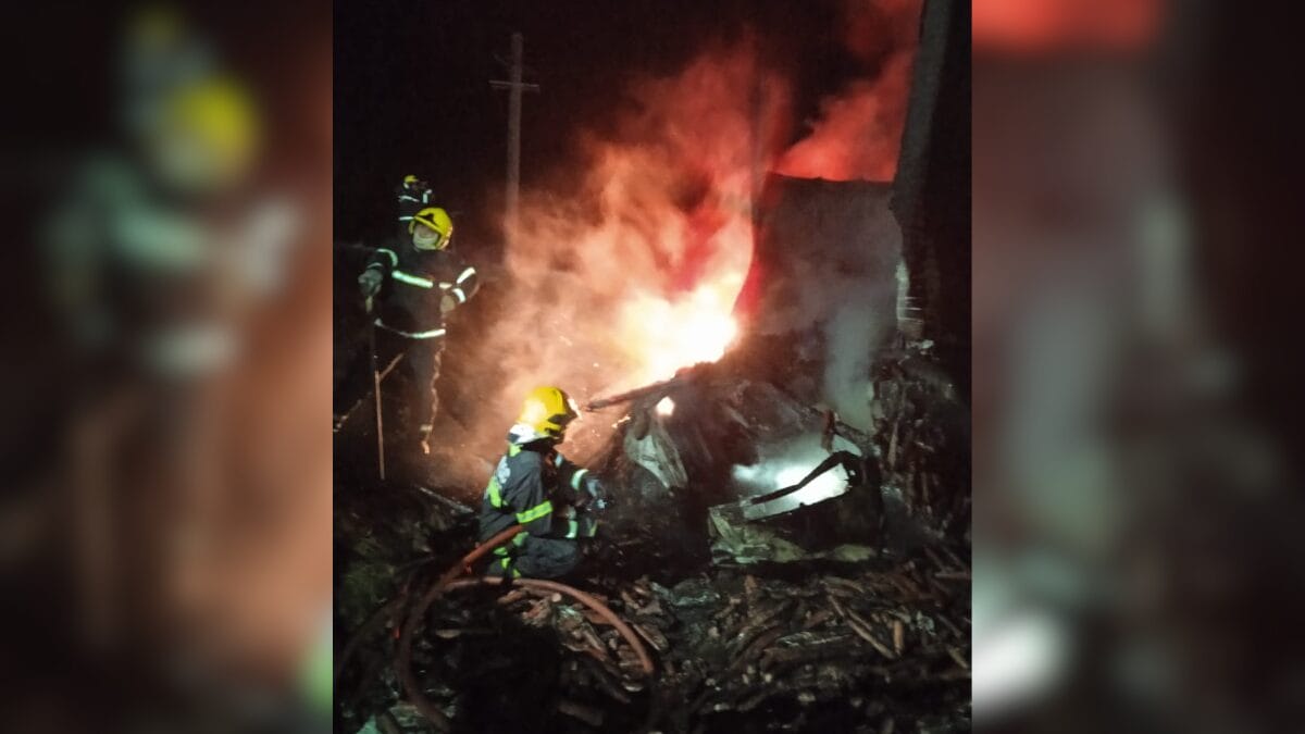 Incêndio em caminhão no Oeste de SC, com bombeiros combatendo as chamas