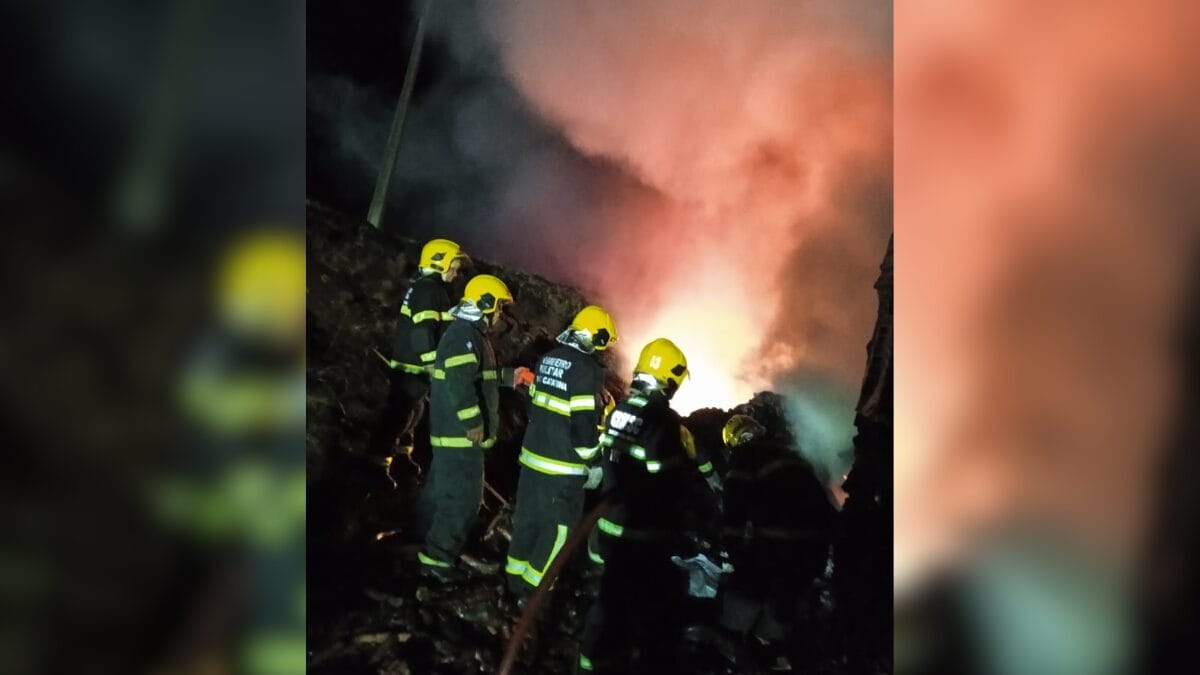 Incêndio em caminhão no Oeste de SC, com bombeiros combatendo as chamas