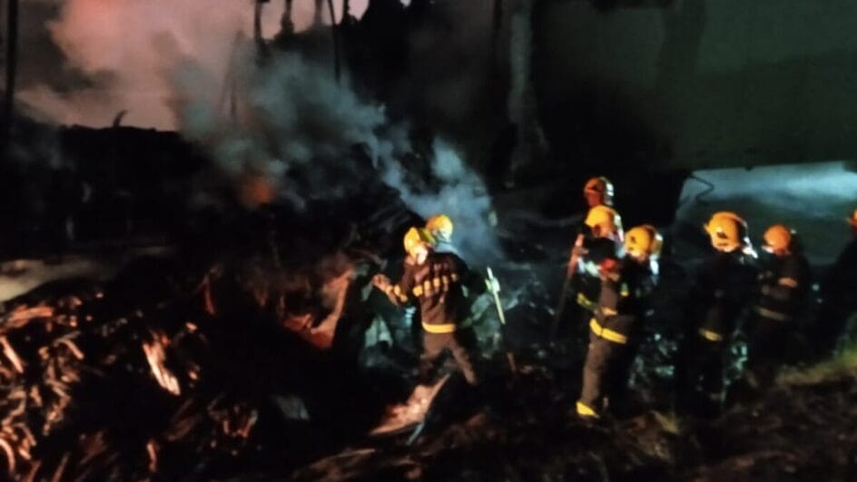Incêndio em caminhão no Oeste de SC, com bombeiros combatendo as chamas