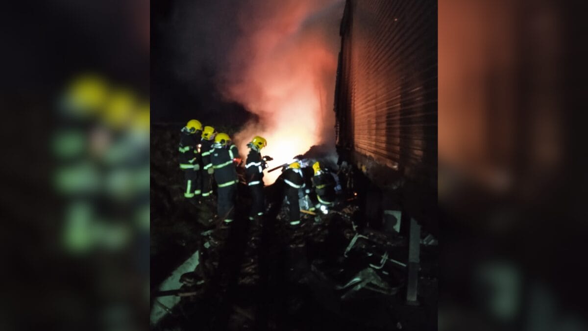 Incêndio em caminhão no Oeste de SC, com bombeiros combatendo as chamas