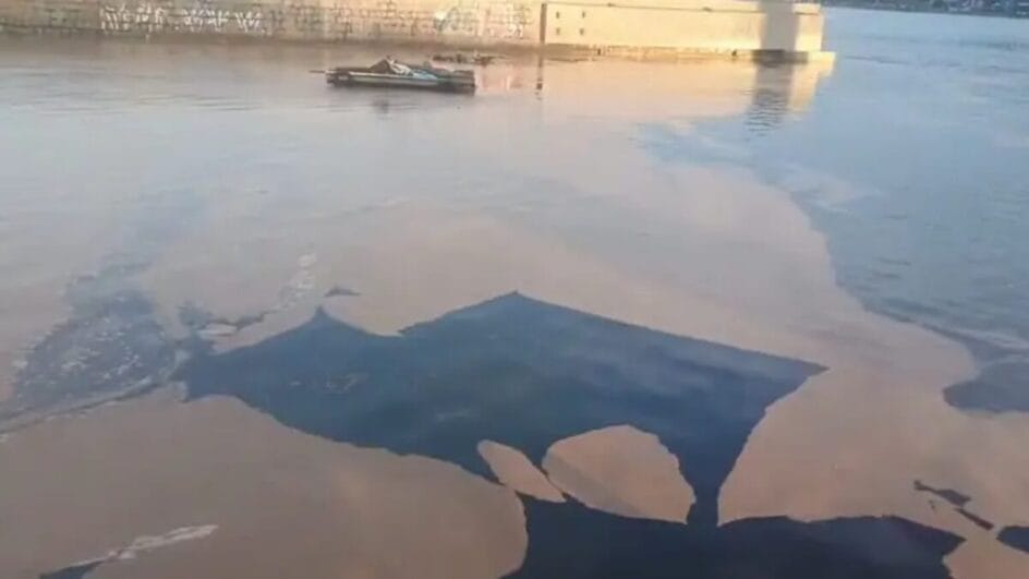 Uma nova mancha de espuma marrom, que voltou a aparecer na Lagoa da Conceição (Foto: NSC TV, Reprodução)
