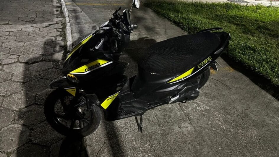 Moto havia sido roubada minutos antes do início da perseguição (Foto: PMSC, Divulgação)