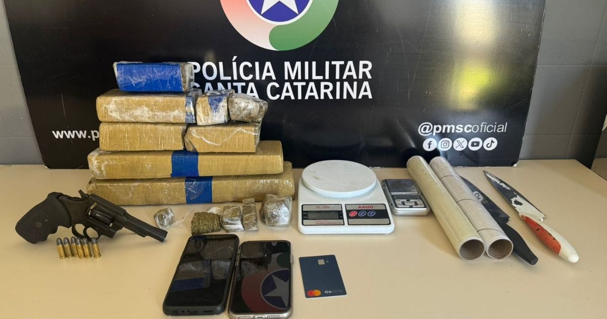 Itens apreendidos pela PM em casa onde mulher era mantida em cárcere privado