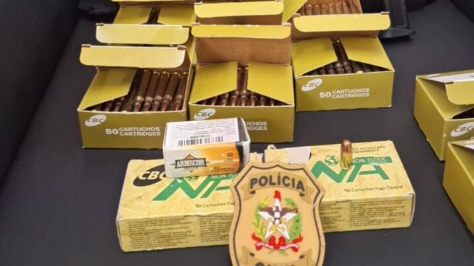 Munições de uso restrito foram encontradas no local (Foto: PCSC, Divulgação)