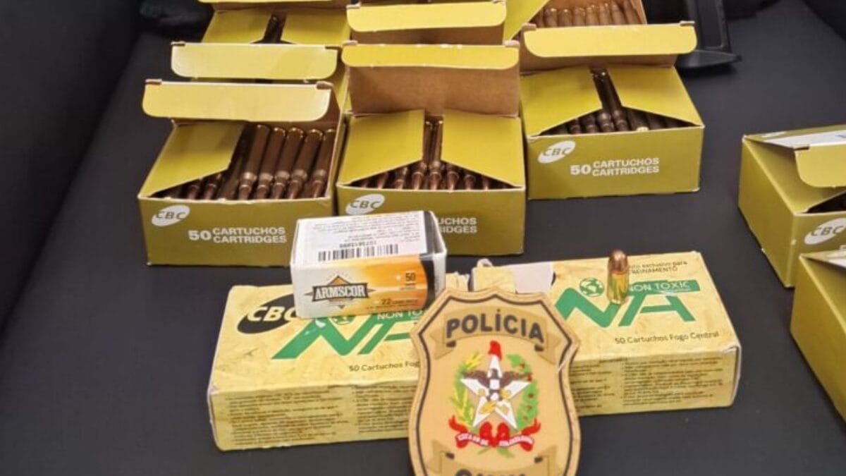 Munições de uso restrito foram encontradas no local (Foto: PCSC, Divulgação)