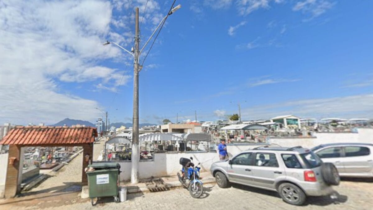 Opera&ccedil;&atilde;o policial mira esquema de venda de t&uacute;mulos em cemit&eacute;rio da Grande Florian&oacute;polis (Foto: Google Maps, Reprodu&ccedil;&atilde;o)
