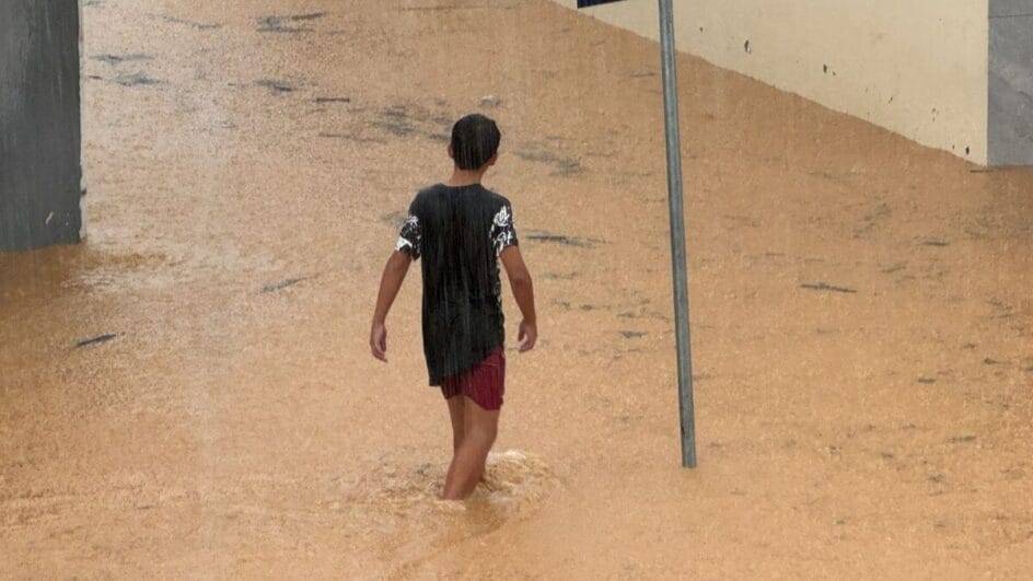 Vídeos mostram ruas alagadas e água na altura do joelho em Palhoça (Foto: Rafaela Cardoso, NSC, Reprodução)