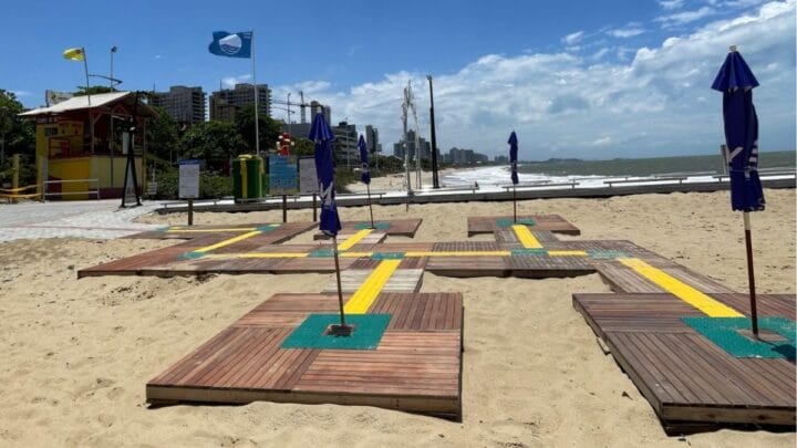 praça acessível na areia da Praia Central de Piçarras