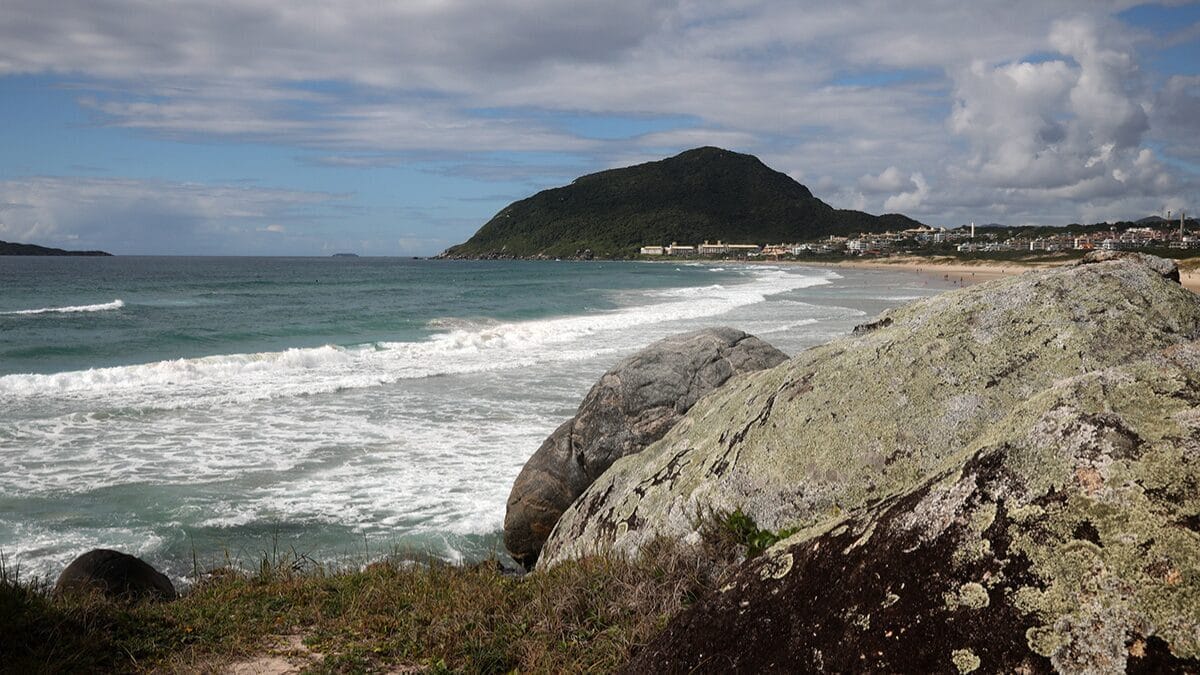 Foto mostra Praia do Santinho, em Florianópolis