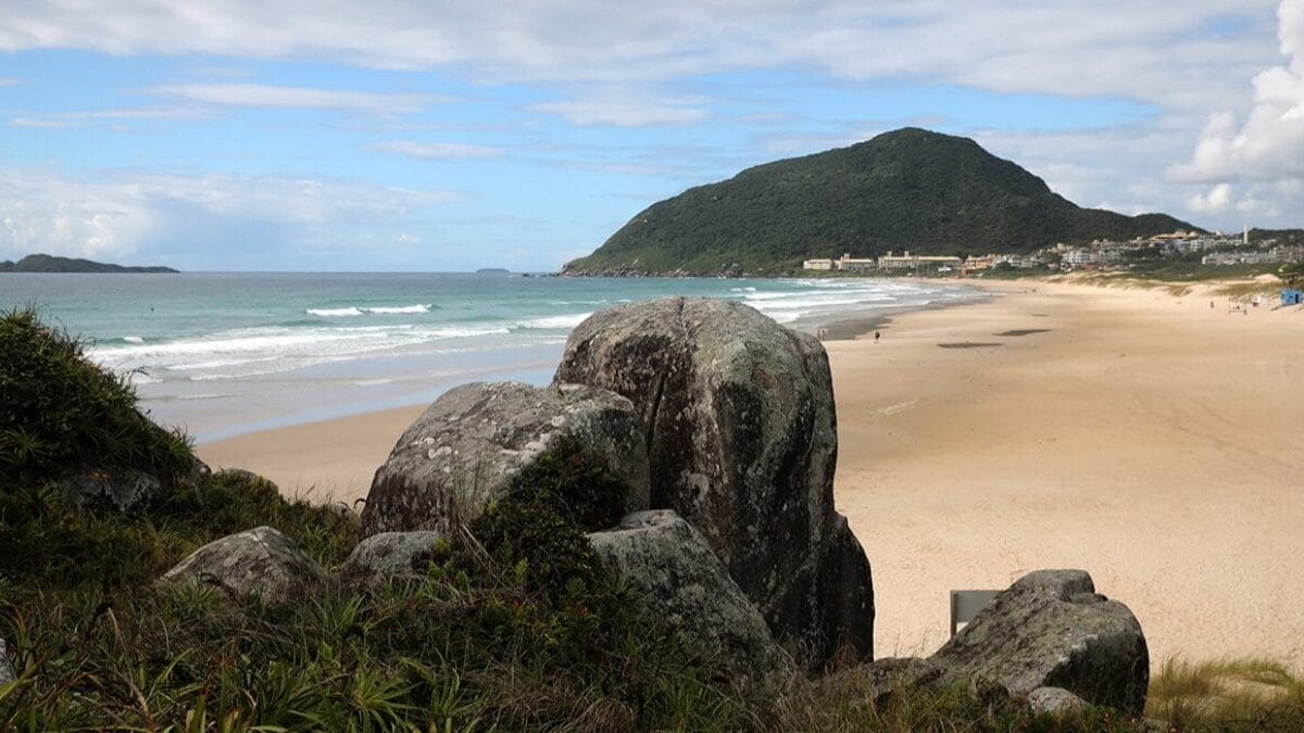 Praia fica localizada no Norte de Florianópolis (Foto: Lucas Amorelli, Arquivo DC)