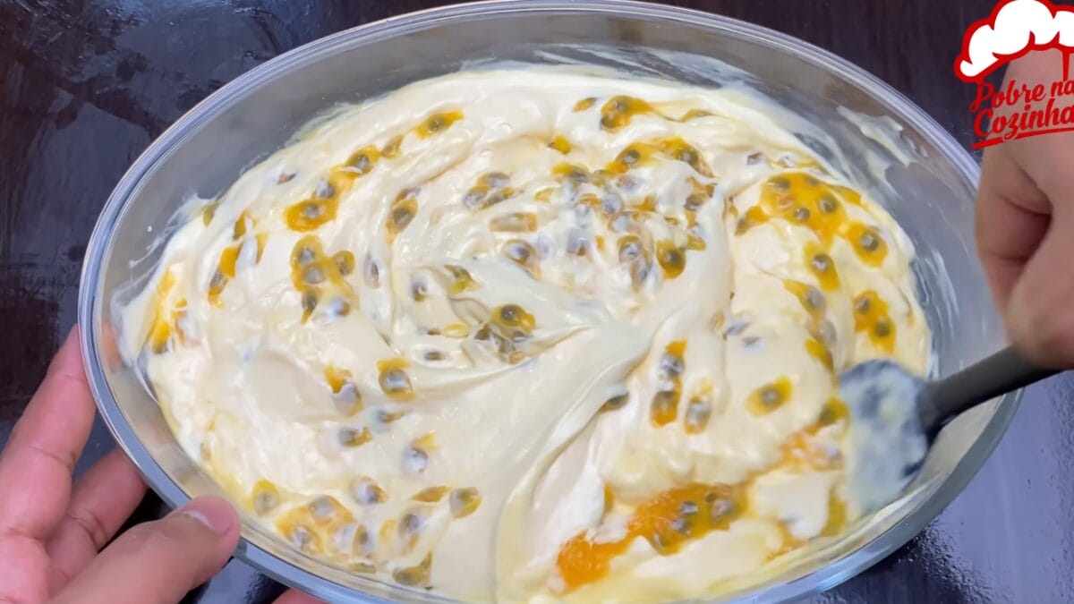 Sobremesa cremosa com maracujá em travessa oval