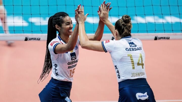 Atletas do Minas na Superliga Feminina batendo as mãos em comemoração de ponto