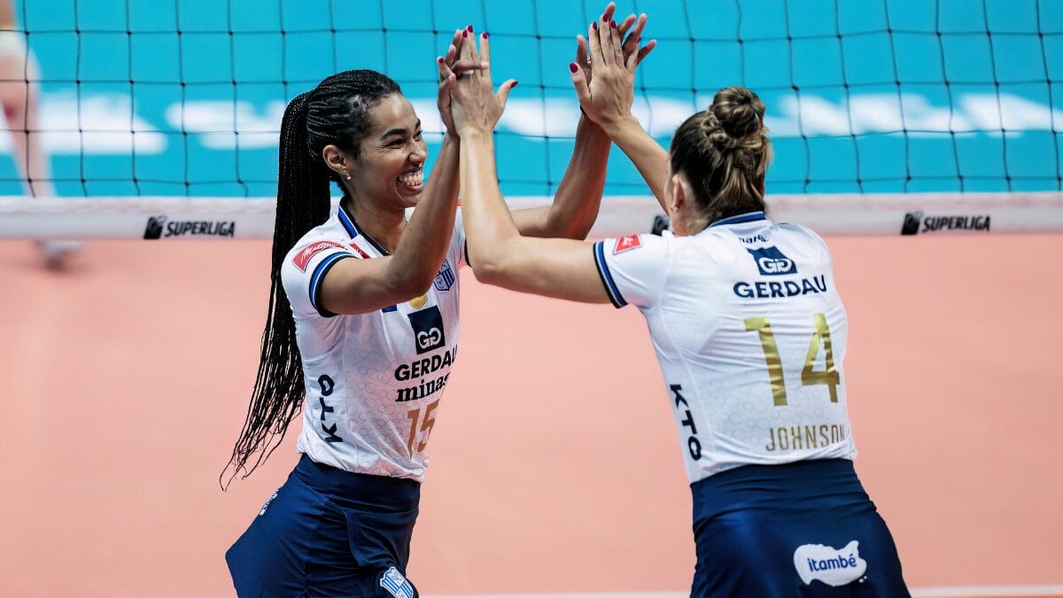 Atletas do Minas na Superliga Feminina batendo as mãos em comemoração de ponto