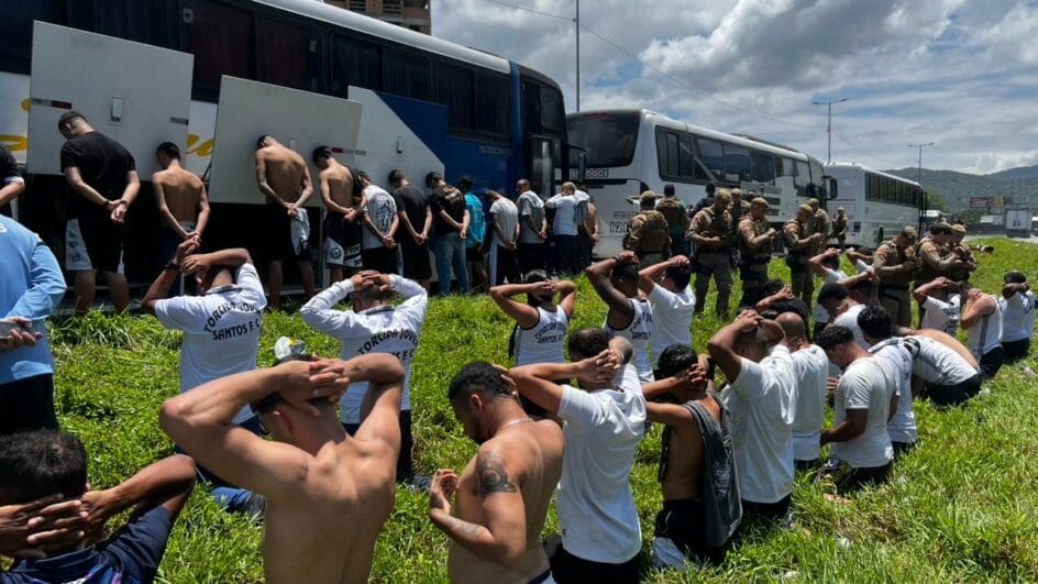 torcida organizada santos contida br-101 itapema 02