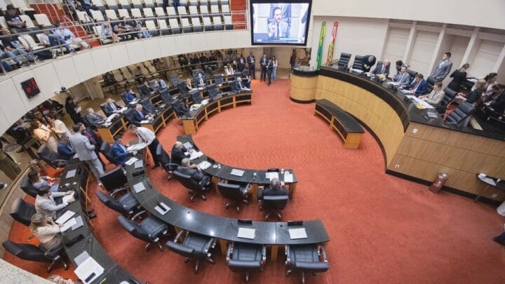 Alesc aprovou aumento em gratificação a deputados que compõem a mesa diretora