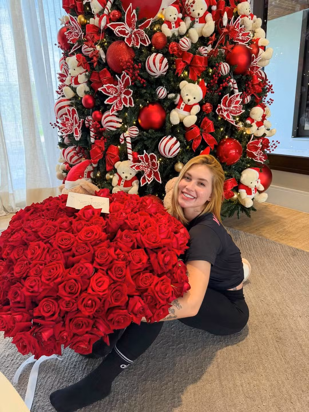 Casa de Vini Jr ganha decoração especial de Natal com Virginia