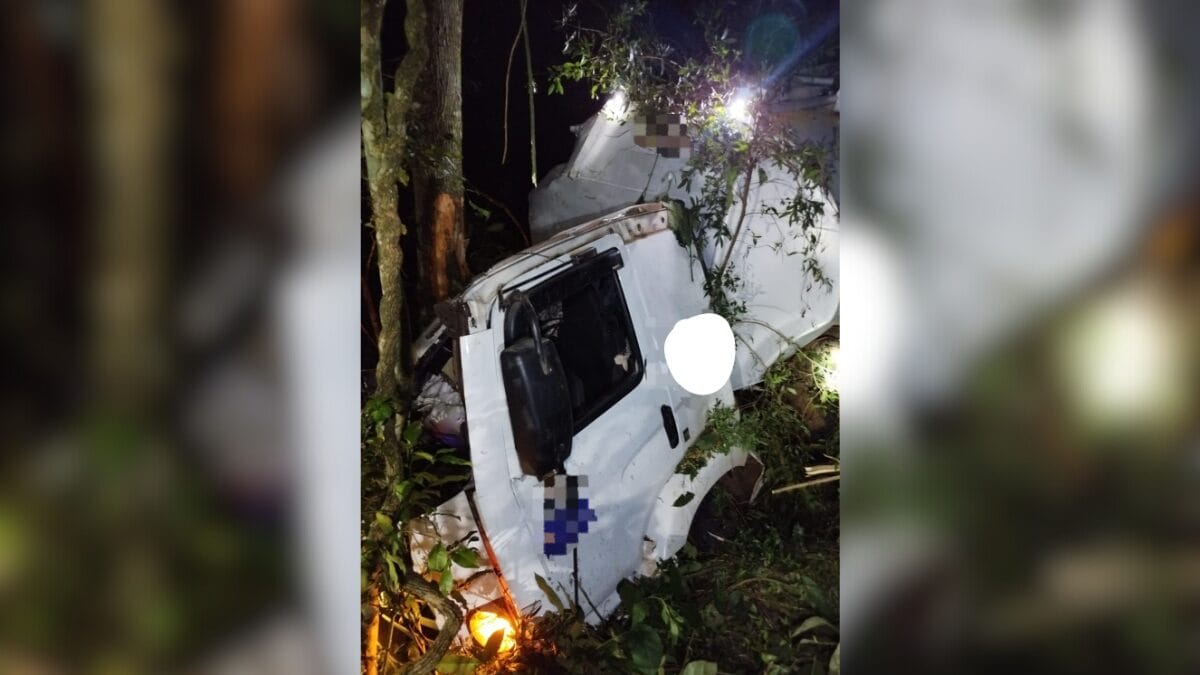 Caminhoneiro morre após saída de pista e capotamento em ribanceira na BR-282 no Oeste