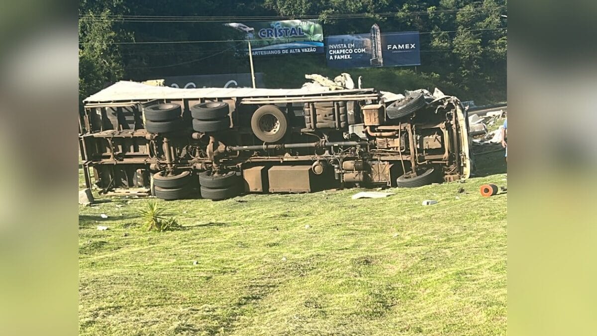 Caminh&atilde;o tomba no Goio-&Ecirc;n