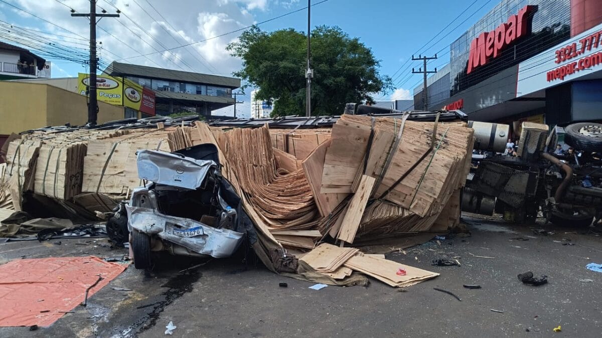 Caminh&atilde;o &ldquo;atropela&rdquo; carros em Chapec&oacute;