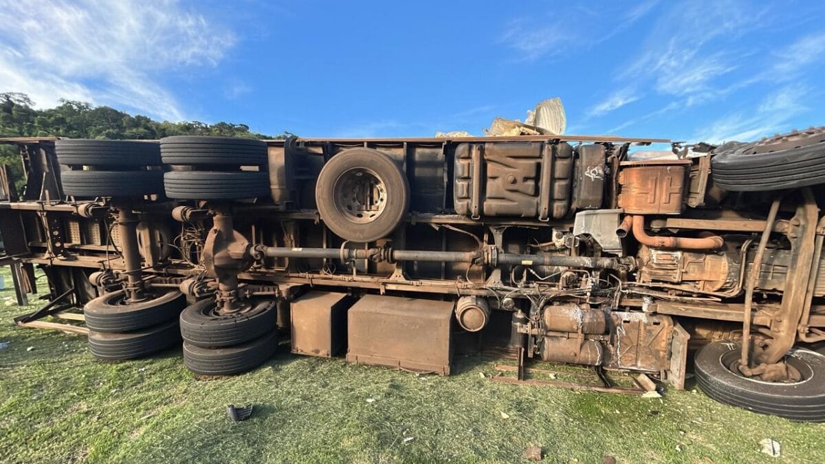 Caminh&atilde;o tomba no Goio-&Ecirc;n