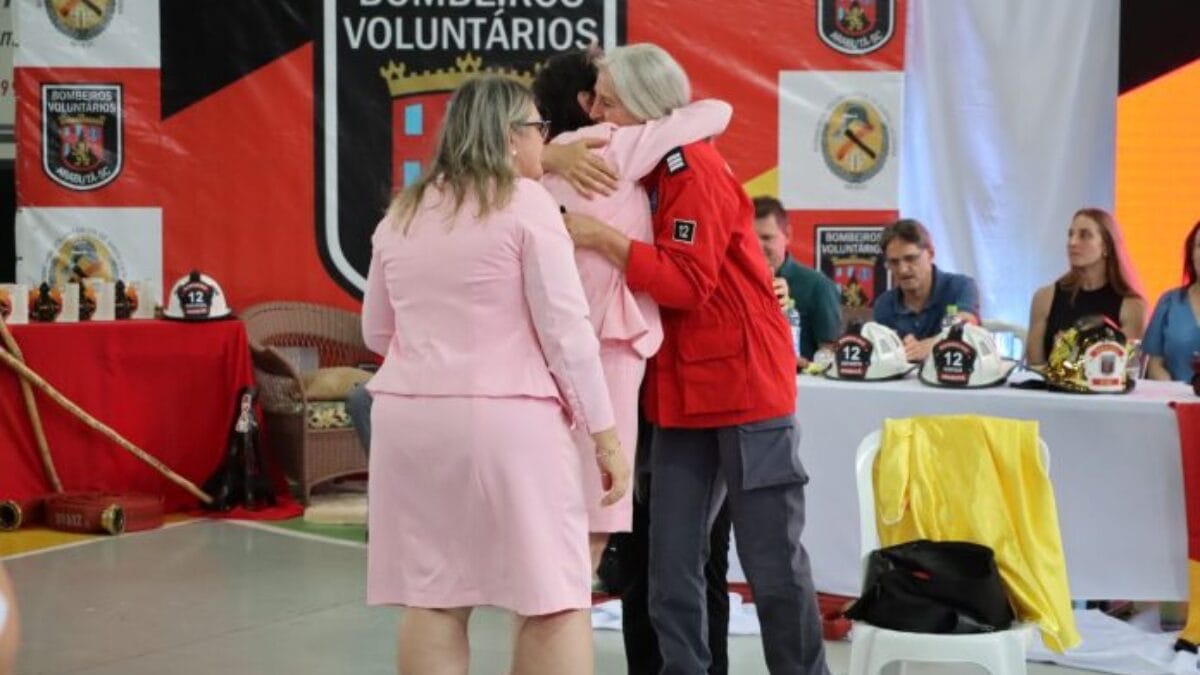 Bombeira que fez doa&ccedil;&atilde;o de cabelo