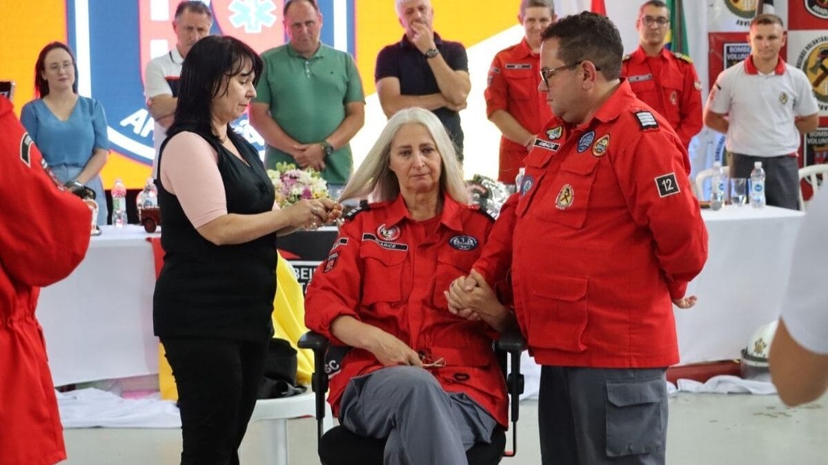 Bombeira que fez doa&ccedil;&atilde;o de cabelo