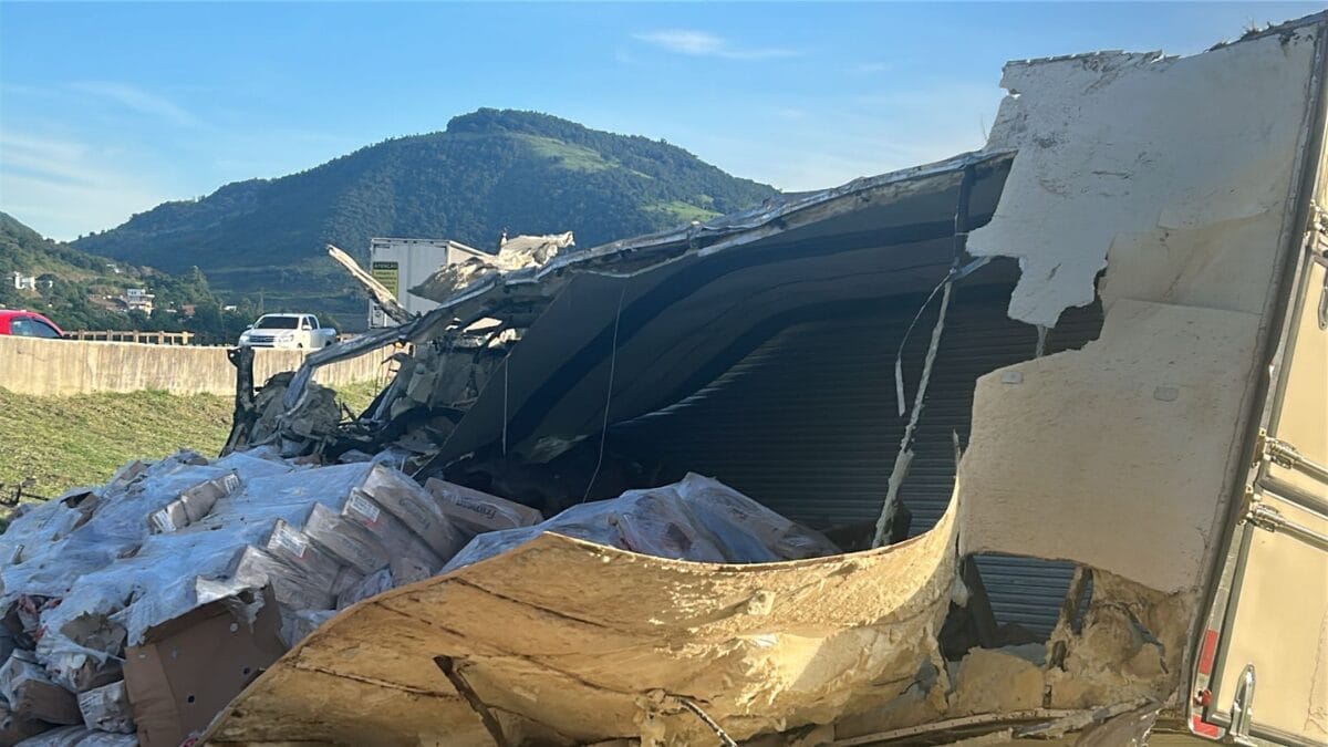 Caminh&atilde;o tomba no Goio-&Ecirc;n